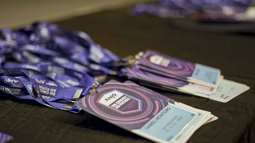Credenciais personalizadas da convenção — identidade visual do evento