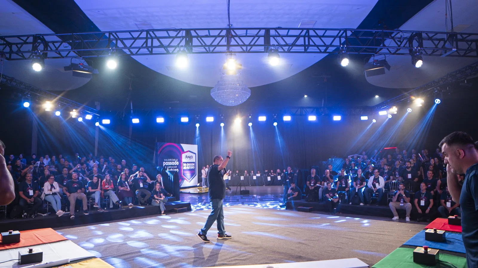 Convenção de vendas Anjo Tintas — palco 360° com a plateia ao redor