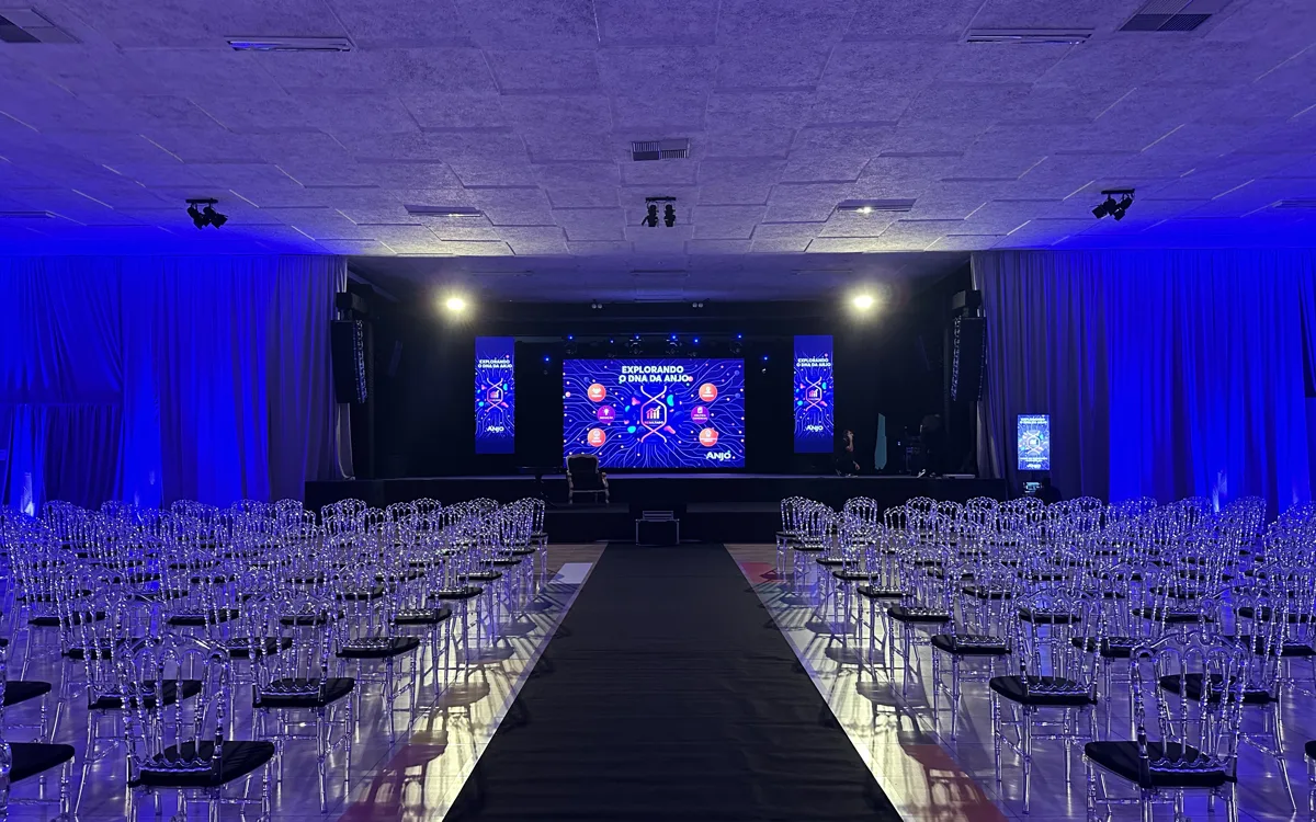 Venue montado para convenção — iluminação e cenografia prontas antes da abertura