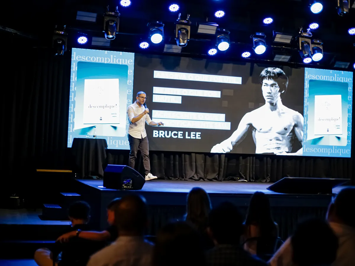 Charles G. Martins palestrando — palco descomplique com plateia