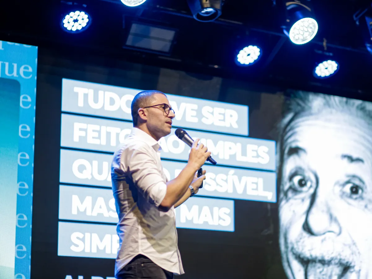 Charles G. Martins no palco com a frase de Einstein sobre simplicidade